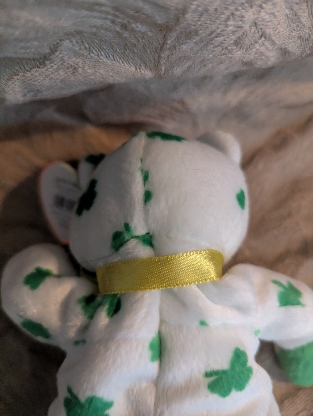 Ty Beanie Baby āCloverā Bear š Retired White Bear w/ Green Clovers Plush - Picture 4 of 9